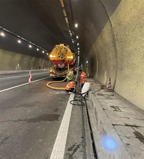 新密隧道排水渠清淤